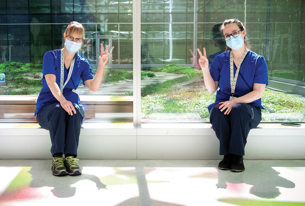 Les deux infirmières à l’entrée : Sophie Perreault et Gabrielle Binet. Absente : Joanie Boucher, infirmière dans l’équipe de relève.