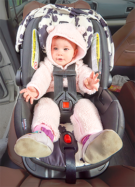 Comment habiller bébé pour le siège auto en hiver ?