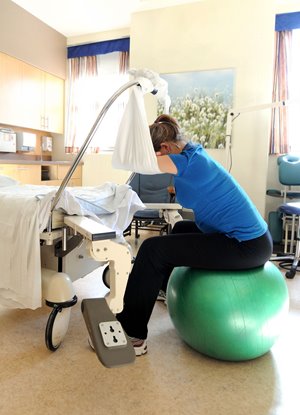 Étirement du dos en s’appuyant sur une barre d’appui, en position assise