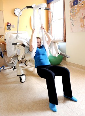 En appui avec les bras, les jambes complètement relâchées, la colonne étirée