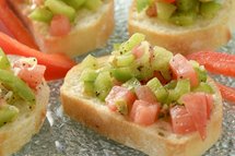 Bruschetta de légumes italiens sur son croûton 