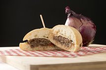 Ciabatta au boeuf grillé, sauce barbecue maison et cheddar