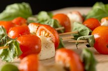 Mini brochette de bocconcini chaud & tomates marinées