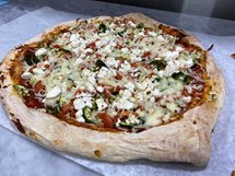 Pizza aux légumes et fromage feta 