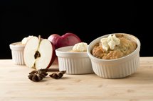 Pouding chômeur aux pommes et crème fouettée infusée