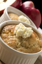 Pouding chômeur aux pommes et crème fouettée infusée 