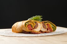 Tortillas aux tomates séchées, poulet grillé et basilic 